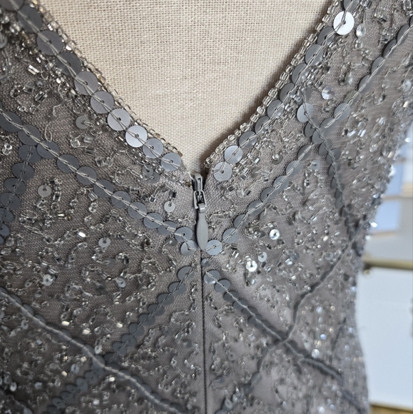 STUNNING SLEEVELESS SILVER SEQUIN MIDI DRESS 🩶✨️ - Picture 10 of 14